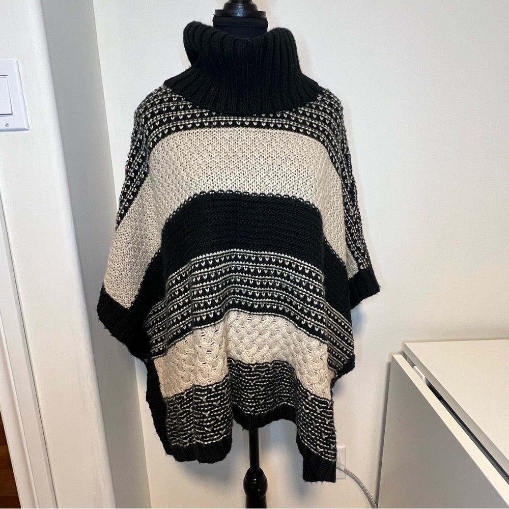 Women's mediumBlack and Cream Turtleneck Sweater/poncho